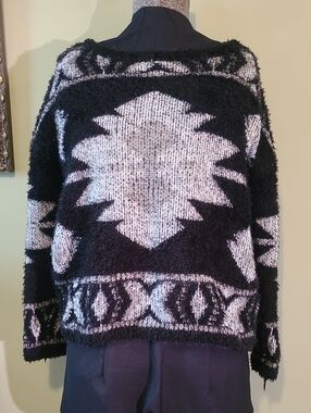 t/o Black and White Geometric Fuzzy Knit Sweater Womens Size Small